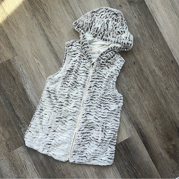 Altar’d State faux fur zip hooded vest - Picture 1 of 9